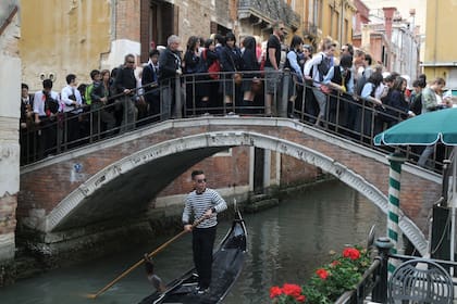 Un puente peatonal en Venecia durante la temporada alta