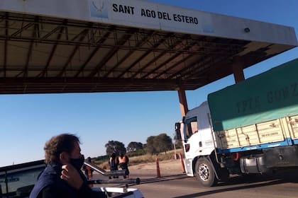 Un puesto de control en el límite entre Santiago del Estero y Tucumán