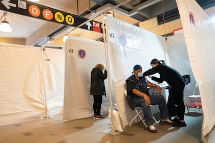 Un puesto de vacunación en una estación del metro en Nueva York