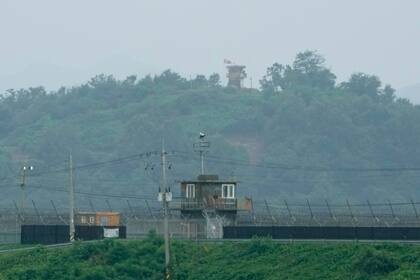 Un puesto militar norcoreano, arriba, y un puesto surcoreano, abajo, se ven desde Paju, Corea del Sur, cerca de la frontera con Corea del Norte. (A Corea del Norte lanzó el domingo más globos probablemente cargados con basura hacia Corea del Sur, unos días después de que Seúl emitiera propaganda contra Pyongyang en la frontera en represalia por las reiteradas campañas de globos norcoreanos, según dijeron las autoridades en Seúl. (AP Foto/Ahn Young-joon)