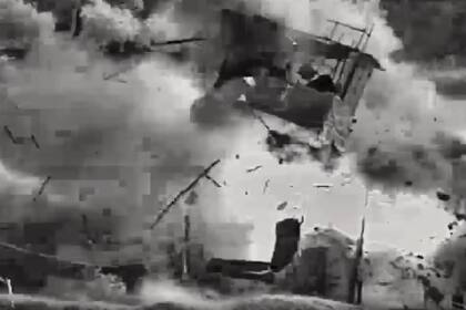 Un puesto militar palestino vuela por el aire tras el ataque israelí