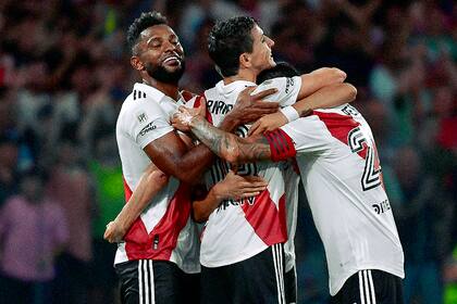 Un pulpo de abrazos a Nacho Fernández: el número 10 hizo el gol y manejó a River en el 2-0 a Central Córdoba en Santiago del Estero, estreno del ciclo de Martín Demichelis y en la Liga Profesional de Fútbol.