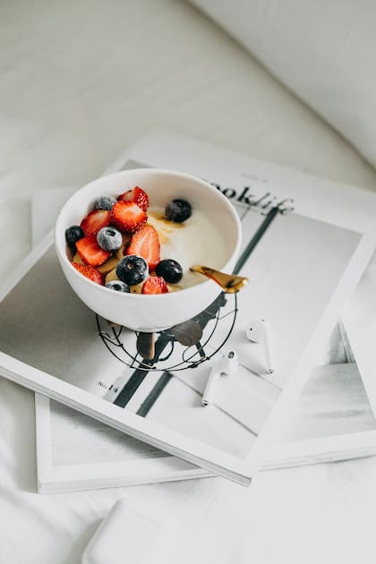 Un puñado de nueces o un yogur natural con frutos rojos aportan grasas saludables y antioxidantes para proteger la piel y el corazón