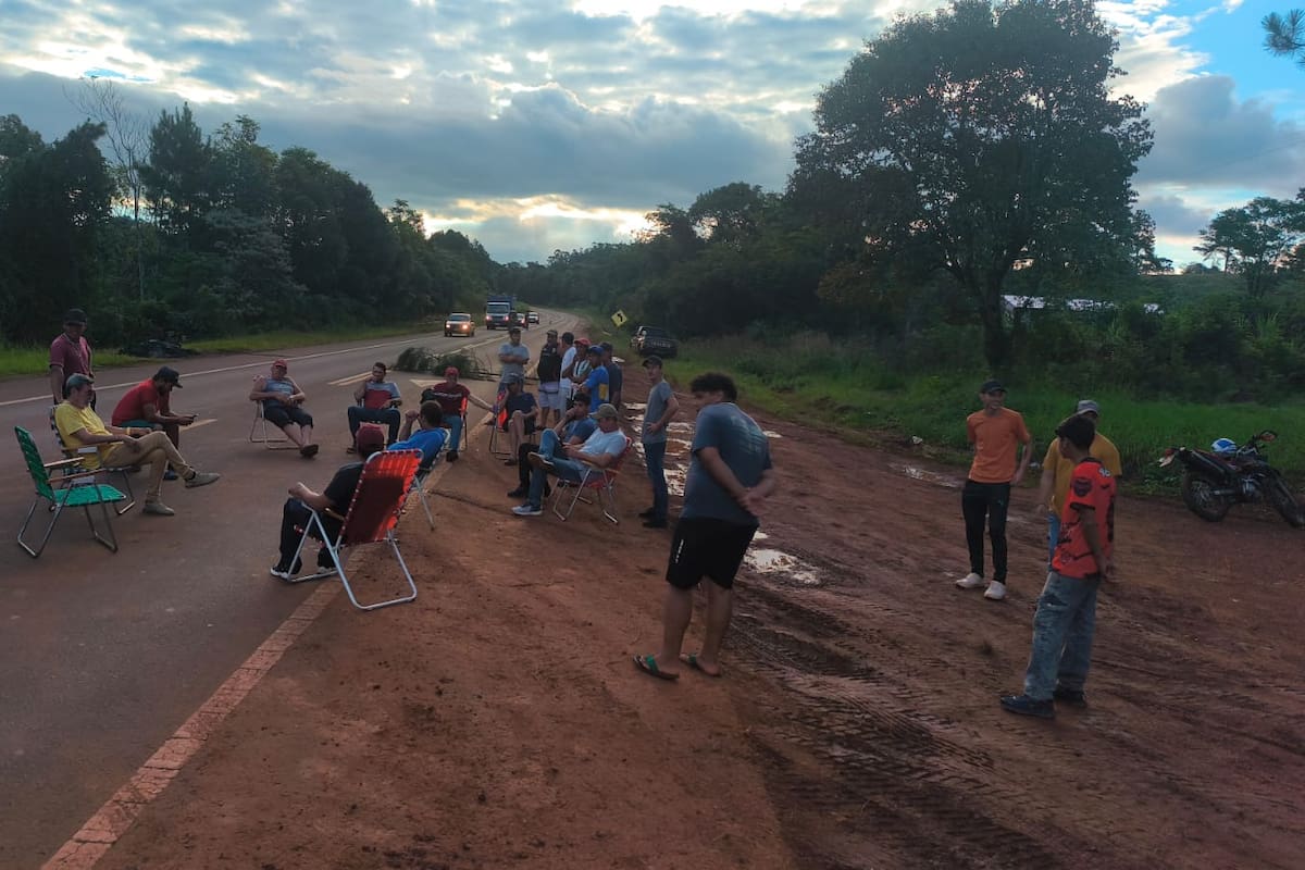 Un puñado de productores sobre la ruta 14, no la cortan totalmente, pero ocupan la calzada y obstruyen los camiones o camionetas con materia prima yerbatera