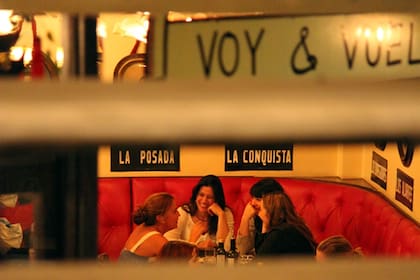Un punto de encuentro ideal en cualquiera de sus tres sucursales, imperdible el que está saliendo de la estación de subte Manuel Montt