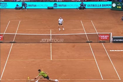 Un punto increíble conseguido por el tenista español Carlos Alcaraz ante el búlgaro Grigor Dimitrov, en Madrid