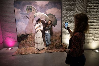 Un punto selfie en el "Monet Inmersivo" que inauguró el Centro de Experimentación del Teatro Colón