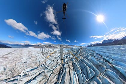 Un radar de colgado a un helicóptero sobrevoló el glaciar Upsala