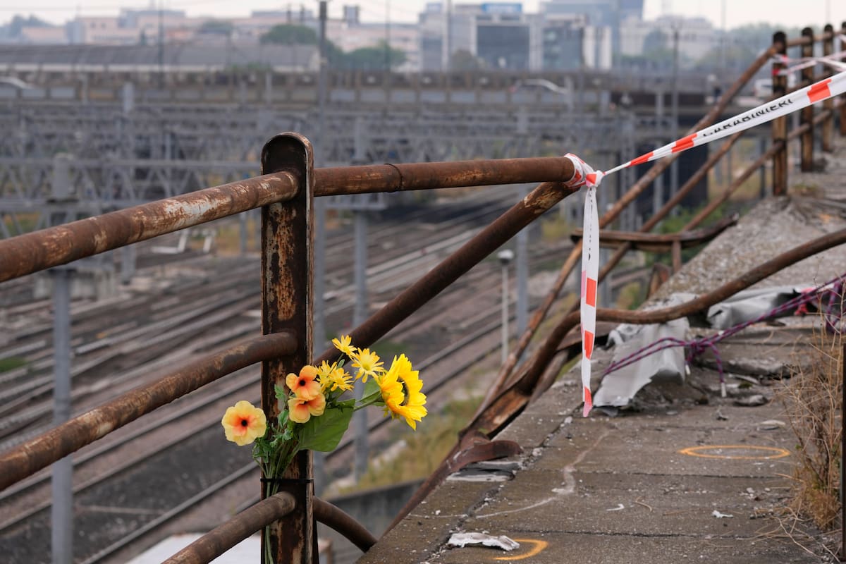 Un ramo de flores de plástico en el lugar del accidente de un autobús de pasajeros en Mestre, cerca de la ciudad de Venecia, Italia, el miércoles 4 de octubre de 2023. El autobús cayó desde una carretera elevada la noche del martes, matando a varias personas. (AP Foto/Antonio Calanni)