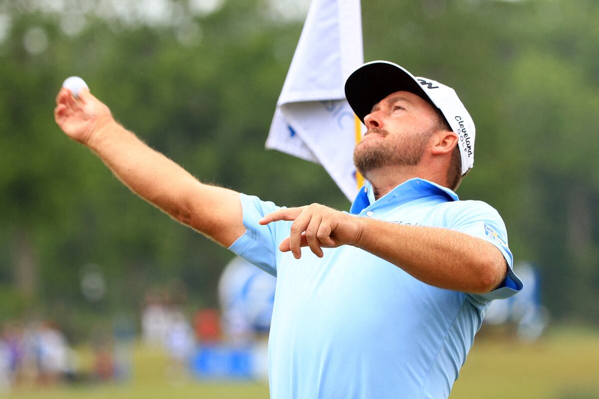 Un raro festejo de Graeme McDowell en el green del 17, tras el primer hoyo en uno de su carrera profesional, durante la segunda rueda del Zurich Classic, en Nueva Orleáns.