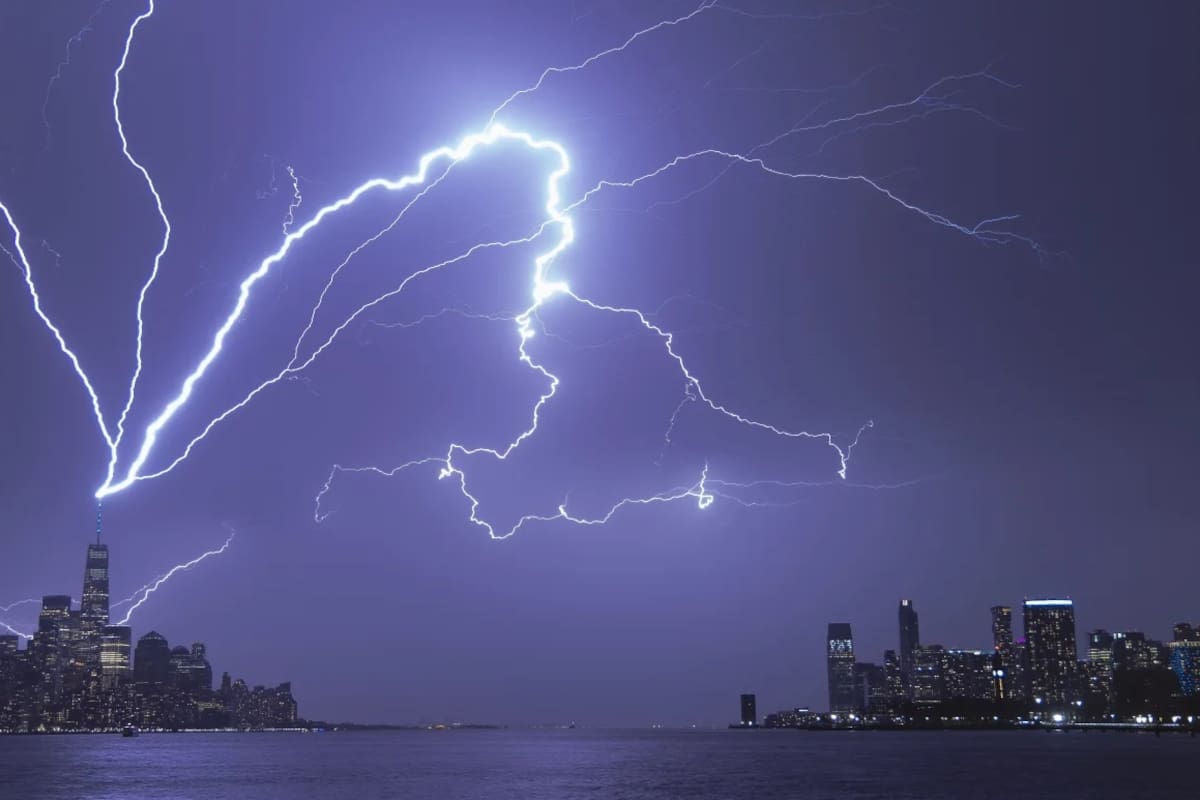 Un rayo impacta sobre el One World Trade Center