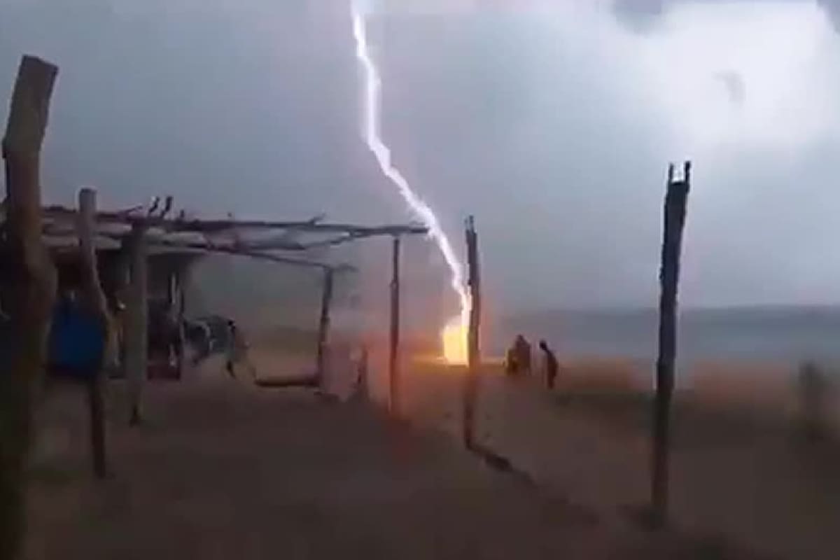 Un rayo impactó sobre dos turistas en una playa del oeste mexicano