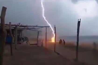 Un rayo impactó sobre dos turistas en una playa del oeste mexicano