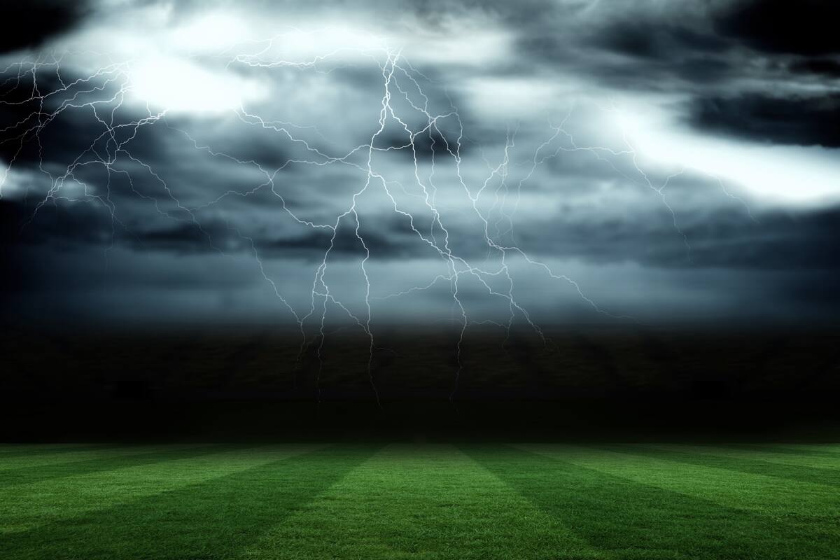 Un rayo sorprendió a los jugadores de un partido amateur en el Congo.
