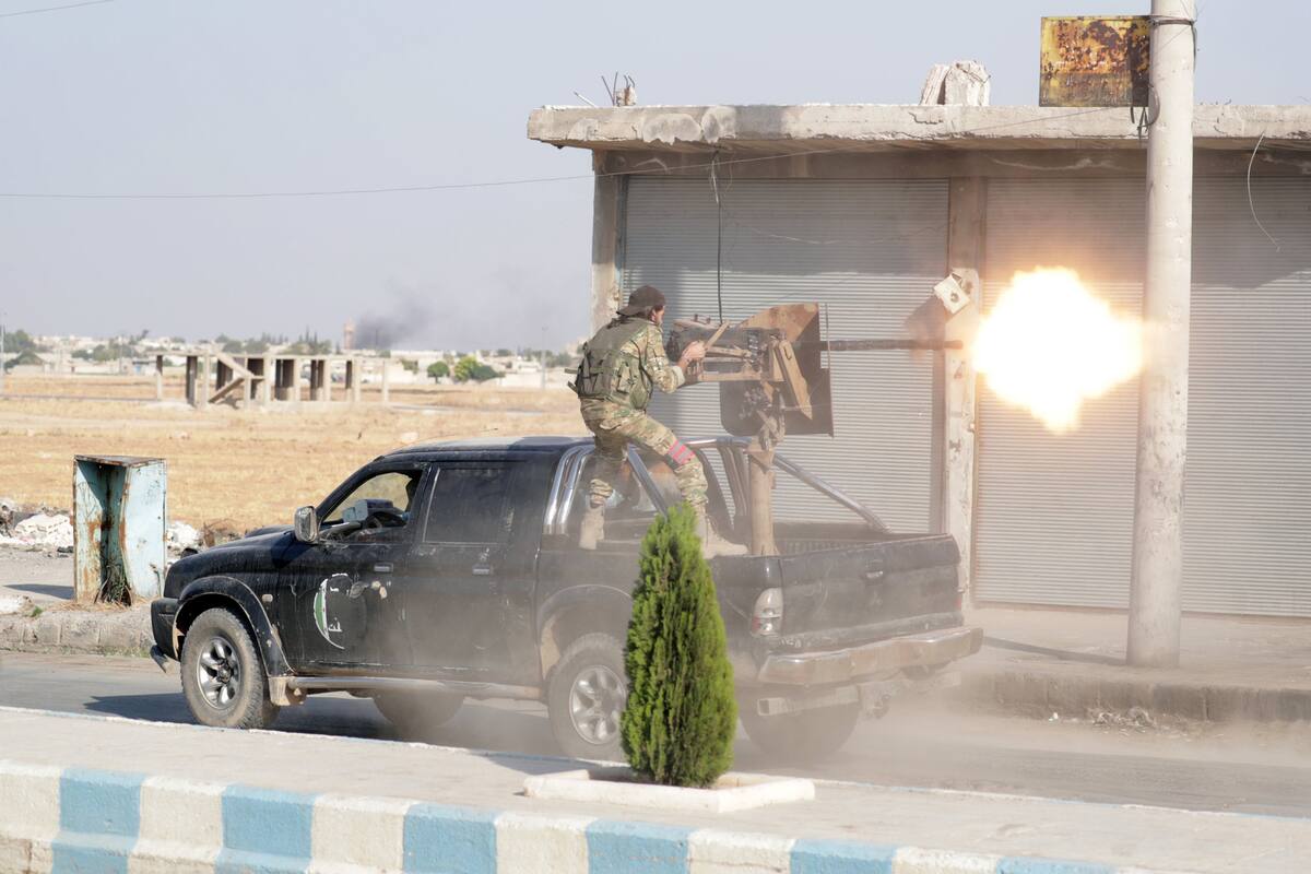 Un rebelde sirio, respaldado por Turquía, ataca posiciones kurdas en Tal Abyad