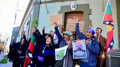 Un reclamo de las comunidades Melo y Quintriqueo en la Casa de Gobierno provincial.