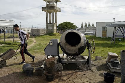 Un recluso trabaja en su fábrica de concreto.