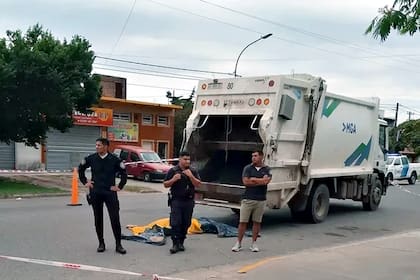 Un recolector de basura murió aplastado por la prensa del camión compactador