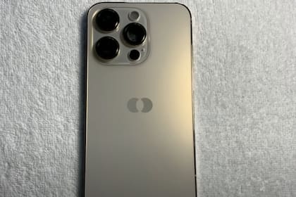 Un reconocido creador de contenido que se especializa en tecnología compró un prototipo de iPhone en China que nunca fue lanzado al mercado (Apple Demo)