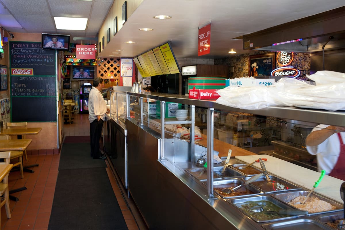 Un reconocido restaurante ofrece comida sin cargo a cambio de ayuda