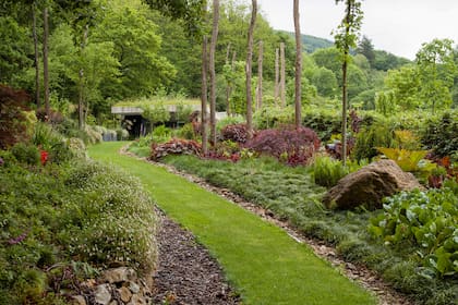 Un recorrido por senderos de césped permite ir descubriendo los diferentes jardines temáticos
