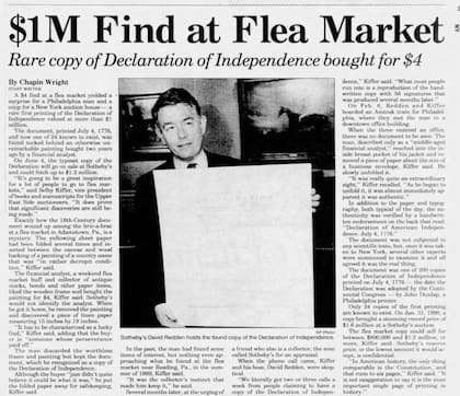 Un recorte periodístico de 1991 informó el hallazgo de una rara copia impresa de la Declaración de Independencia, comprada por cuatro dólares en un mercado de pulgas de Pensilvania. En la imagen, David Redden, de Sotheby’s, sostiene el documento antes de su subasta