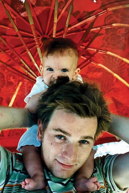 Un recuerdo con su papá, Ewan McGregor, de quien se distanció en 2017, al enterarse que él la había engañado a su mamá, la francesa Eve Mavrakis, poniendo fin a veintidós años de matrimonio