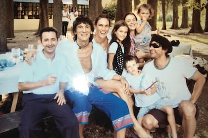 Un recuerdo de 2013, en un campo de
Buenos Aires, Kayla (de chaleco) junto a sus padres, Miguel Acuña (con boina) y Pierina Ferrari,
su hermano Ramón, y Ronnie Wood, a quien
conocen por amigos en común.