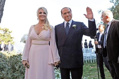 Un recuerdo de 2017, en una fiesta, junto a Francesca Pascale, con quien el empresario y político compartió nueve años. En 2022, ella se casó con la cantante pop Paola Turci.
