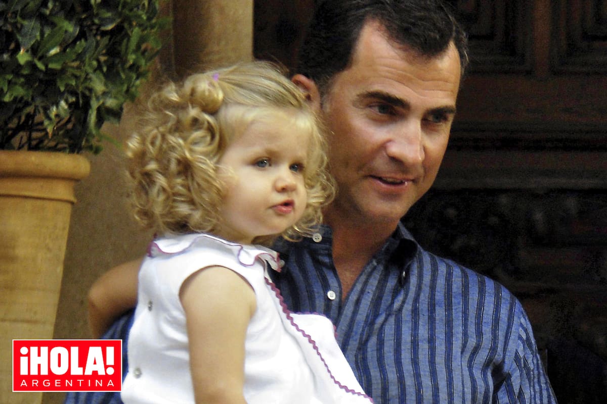 Un recuerdo de cuando la princesa heredera tenía un año, en brazos de su padre, Felipe VI, en su refugio de verano