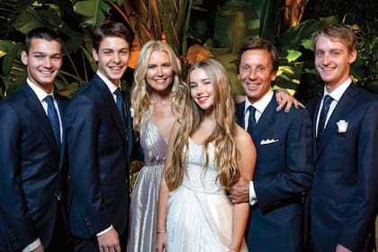 Un recuerdo de la fiesta de 15 de Taína, la princesita de la casa, rodeada por sus hermanos Tiziano, Benicio y Balthazar, y sus padres Valeria y Alejandro.