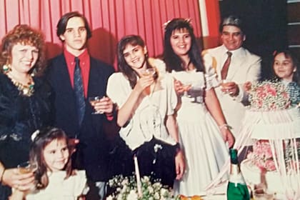 Un recuerdo de las hermanas Anchipi cuando eran chicas en el
cumpleaños de 15 de Gabriela, la hermana mayor.