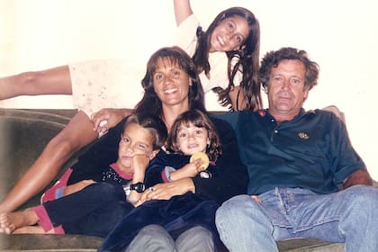 Un recuerdo de su álbum familiar con su marido, Álvaro Pieres (estuvieron casados treinta años), y sus tres hijos, Alvarito, Agustina y Bárbara.