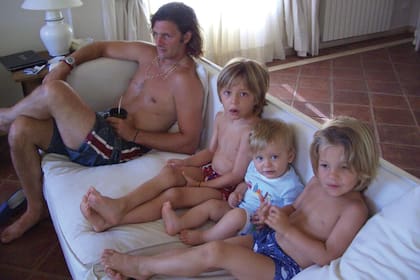 Un recuerdo del álbum familiar con su papá, Lolo, y su hermano Benicio.