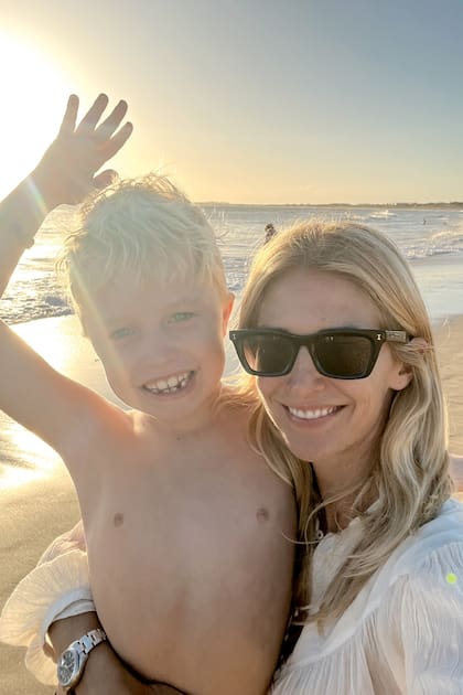 Un recuerdo del verano, junto a su hijo Mateo, de ocho años.