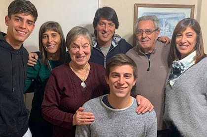 Un recuerdo familiar de Garnero con sus padres, hermanas e hijos.
