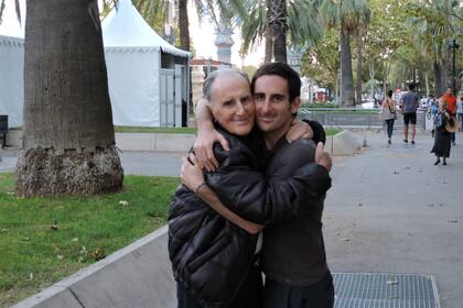 Abrazo de un reencuentro inolvidable en Barcelona. Durante el viaje, Opi caminó largos recorridos, un esfuerzo que valió la pena y que le permitió conocer rincones maravillosos junto a su nieto.