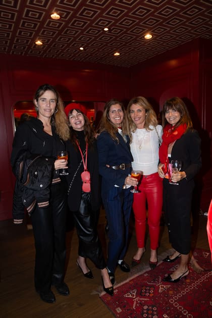 Un reencuentro de amigas: Lula Baca de Agote, Sofía Peters, Solange Mayoraz, Elena Macome y Paula Roccatagliata.