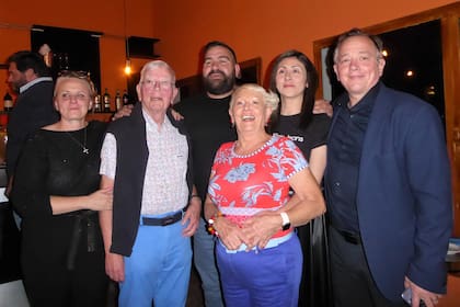 Un reencuentro en el hotel que los acobijó en 2020; Roland Demange y su esposa, Berdardette, junto a su hijo Eric y su mujer Celine rodeados de Paola Sánchez, gerente del hotel Edenia, y su esposo Javier