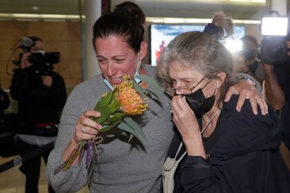 Un reencuentro familiar en el aeropuerto de Sydney, Australia luego que Australia permitió la entrada al país por primera vez desde la pandemia, el 1 de noviembre del 2021.  (Foto AP/Rick Rycroft)