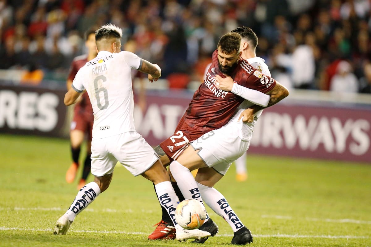 Un reflejo de la realidad de Pratto: no puede pasar ante los defensores de Liga Deportiva Universitaria de Quito