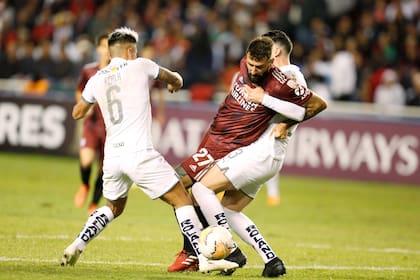 Un reflejo de la realidad de Pratto: no puede pasar ante los defensores de Liga Deportiva Universitaria de Quito