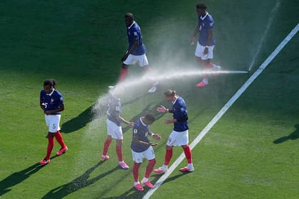 Un refresco casual de los franceses durante la pausa de hidratación frente a Suecia; ese día ganaron por 3-0 con una exhibición de fútbol, sin estar afectados por la temperatura.