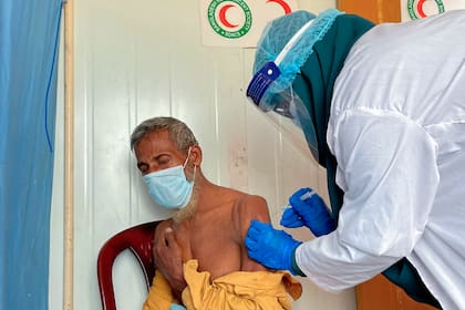 Un refugiado rohinya es vacunado contra el COVID-19 en Ukhiya, en Cox's Bazar, Bangladesh, el martes 10 de agosto de 2021. (AP Foto)