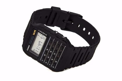 Un reloj calculadora, uno de los primeros en imaginar una función para el reloj pulsera más allá de la hora y la fecha