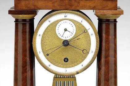 Un reloj decimal muestra el nuevo sistema horario introducido por el gobierno revolucionario francés en el siglo XVIII