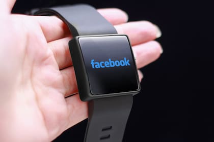 Un reloj inteligente con el logo de Facebook. La red social planea lanzar su propio smartwatch, equipado con doble cámara y conectividad 4G LTE
