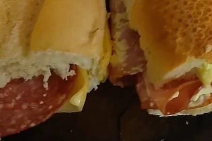 Un remisero intentó entrar a una comisaría de Berisso con dos sándwiches rellenos con cocaína