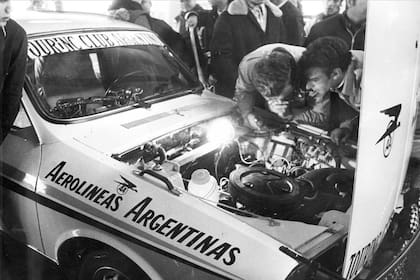 Un Renault 12, en boxes
