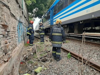 El hecho ocurrió alrededor de las 14.08, en las inmediaciones de Granaderos y Bacacay, a unos 50 metros del cruce ferroviario